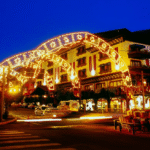 Cidade de Gramado iluminada à noite durante o Natal Luz, com decoração natalina, luzes coloridas e visitantes pelas ruas