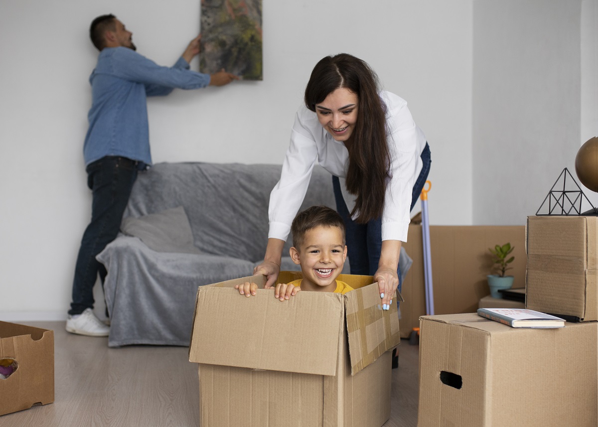Família completa pronta para se mudar para sua nova casa