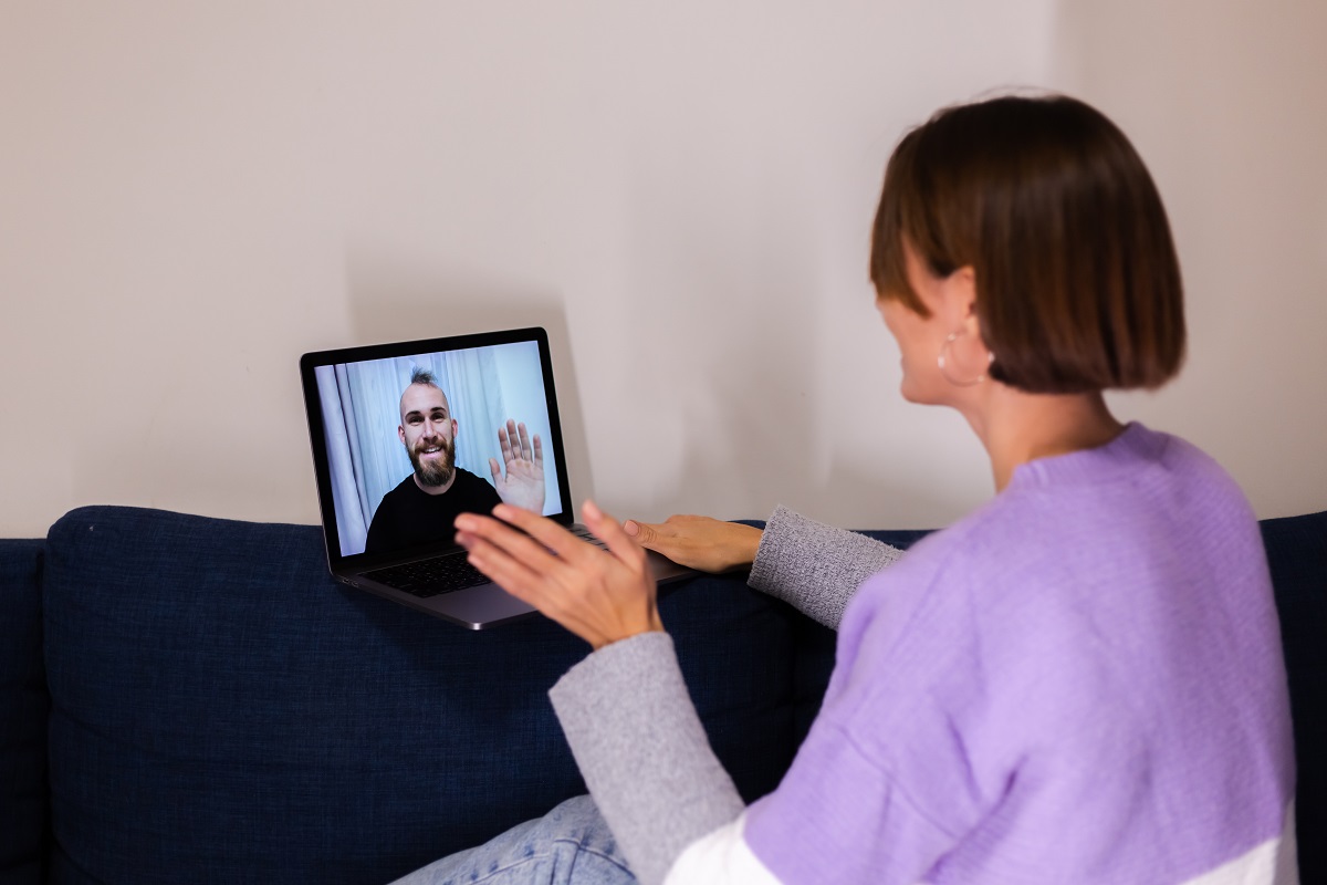 Mulher em casa fazendo video-chamada em plataforma digital Mulher em casa fazendo video-chamada em plataforma digital