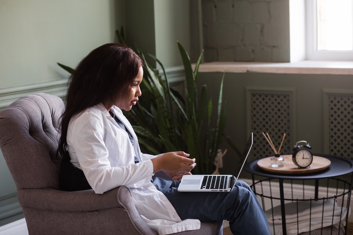 Mulher fazendo consulta com psicóloga online Mulher fazendo consulta com psicóloga online