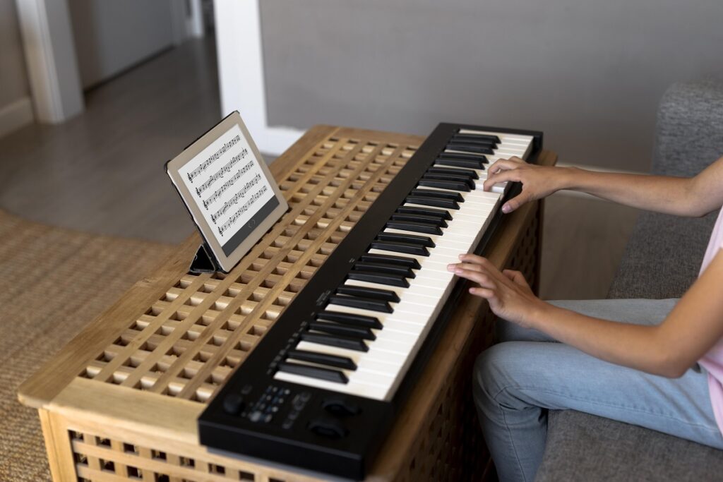 Menina tocando teclado em casa