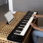 Menina tocando teclado em casa