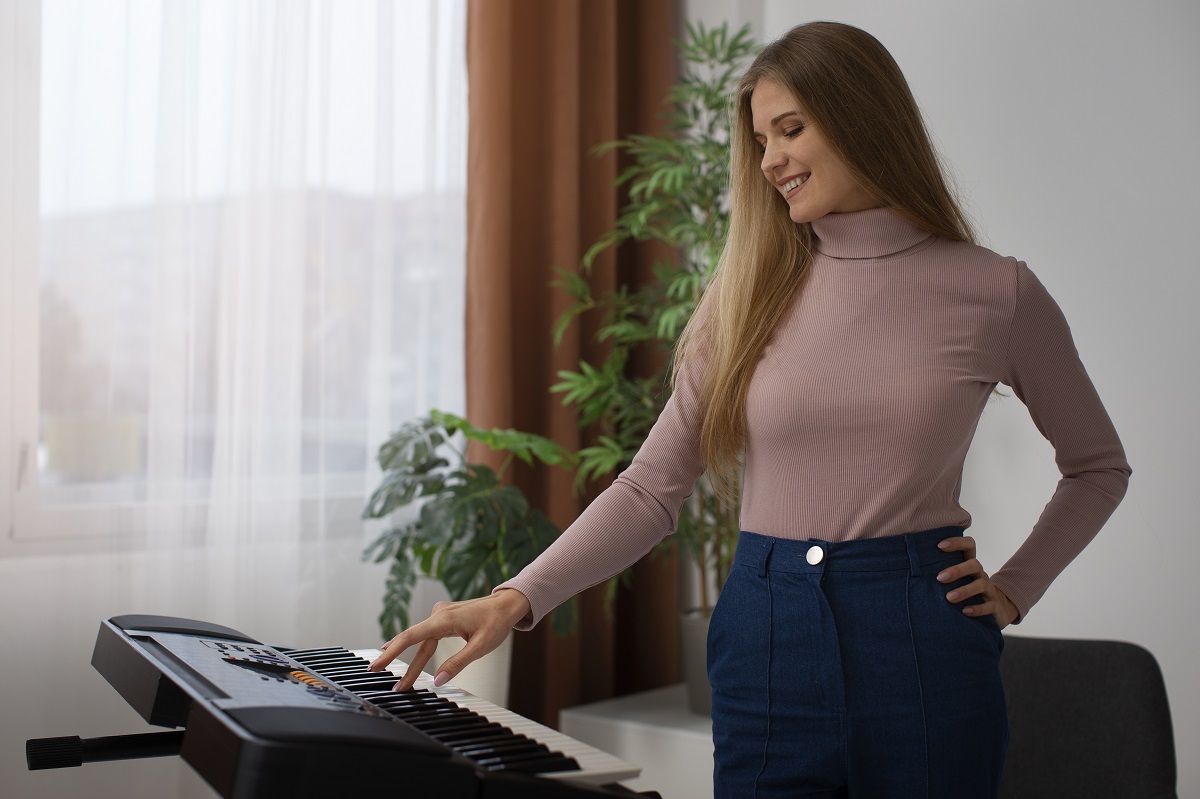 Mulher de tipo médio tocando piano