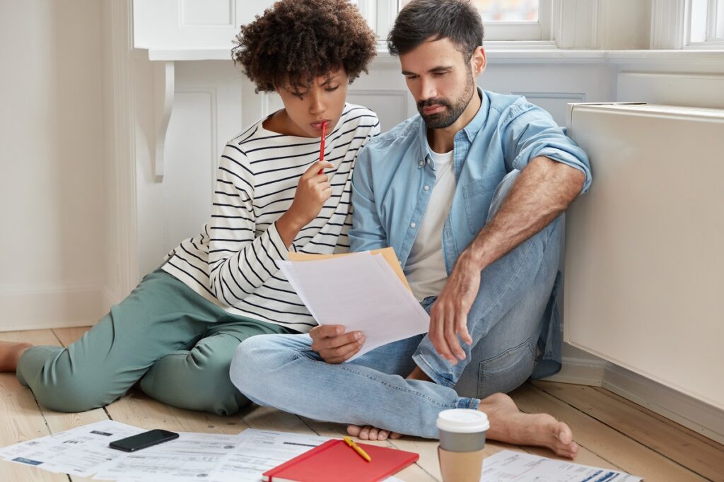 Casal se preparando para reforma de apartamento