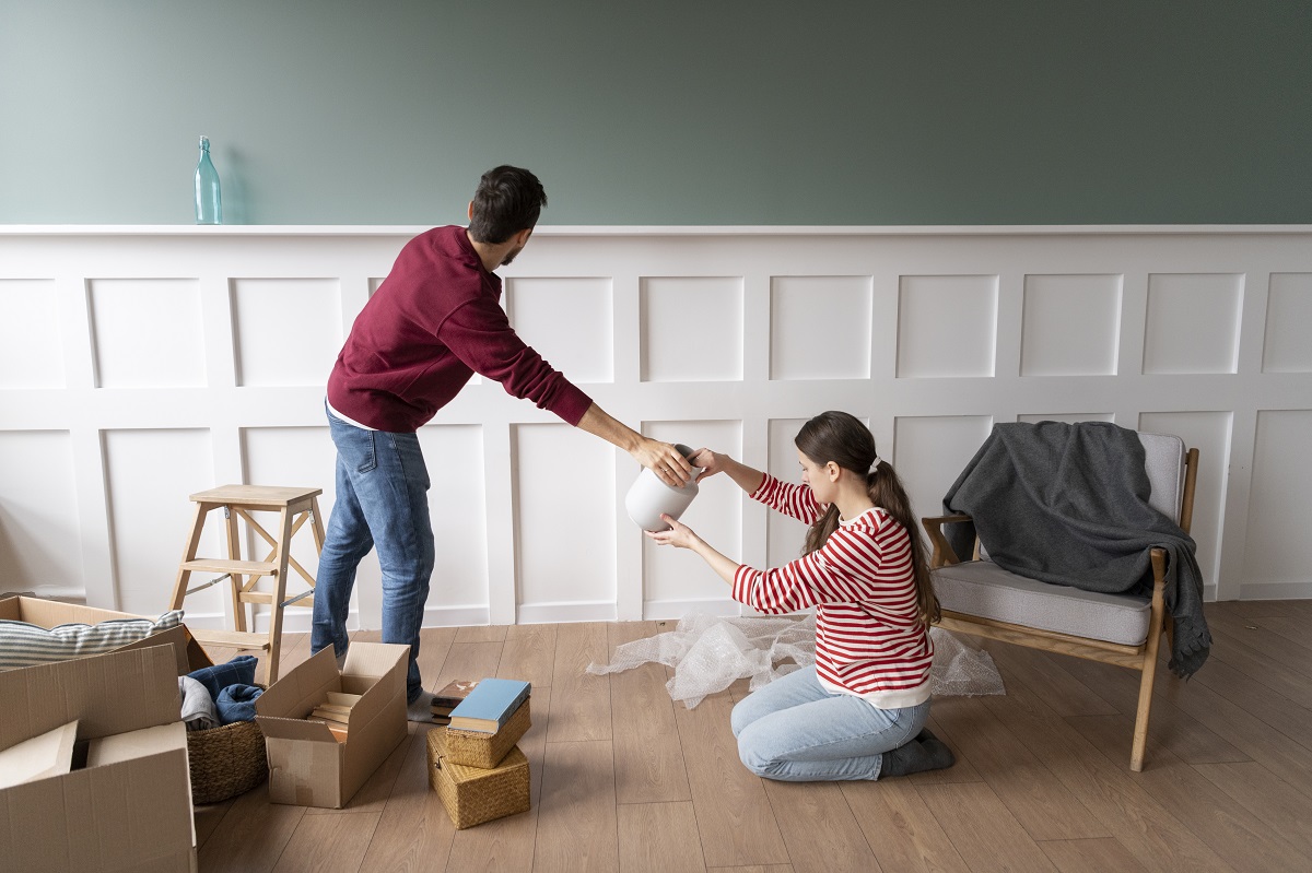 Jovem casal se mudando para uma nova casa