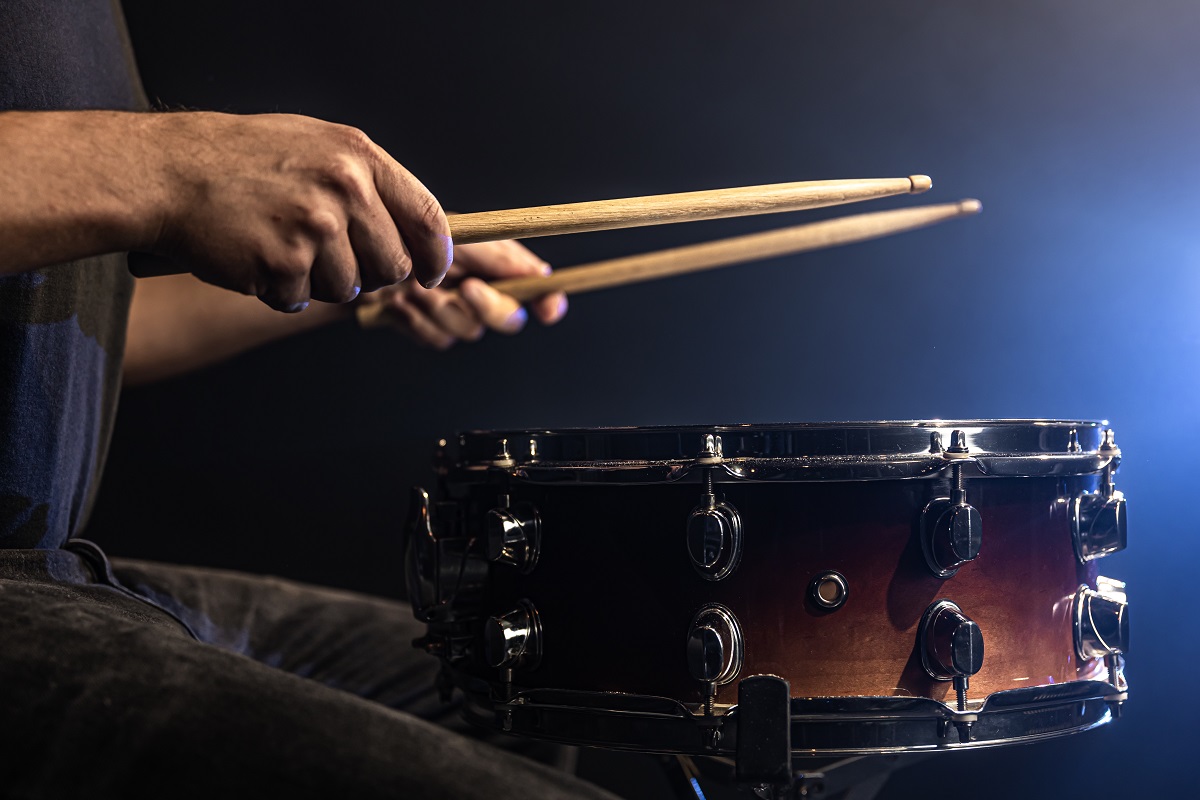 Homem tocando tambor de bateria