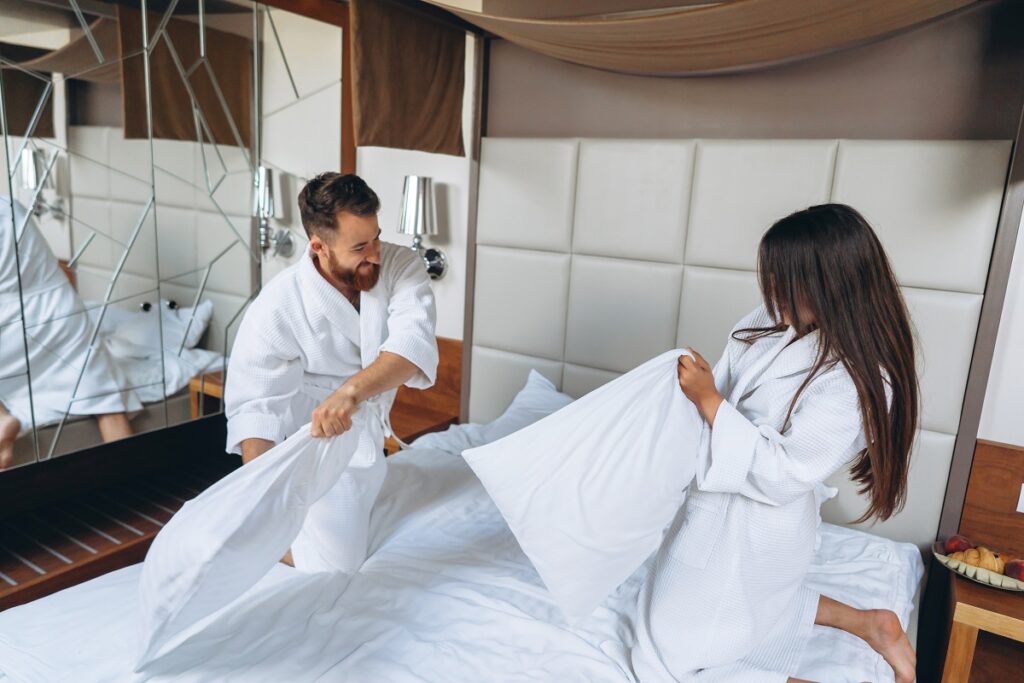 Casal em hotel