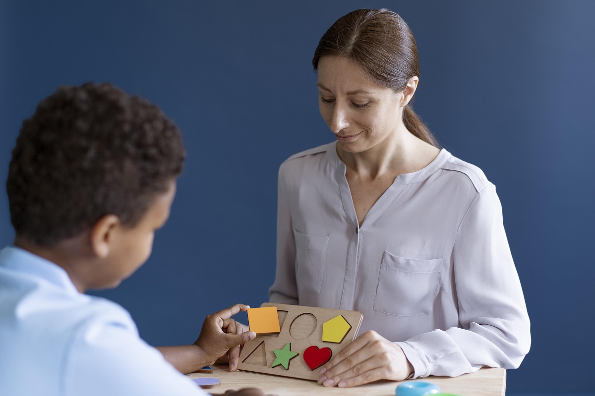 Psicóloga fazendo teste psicólogico